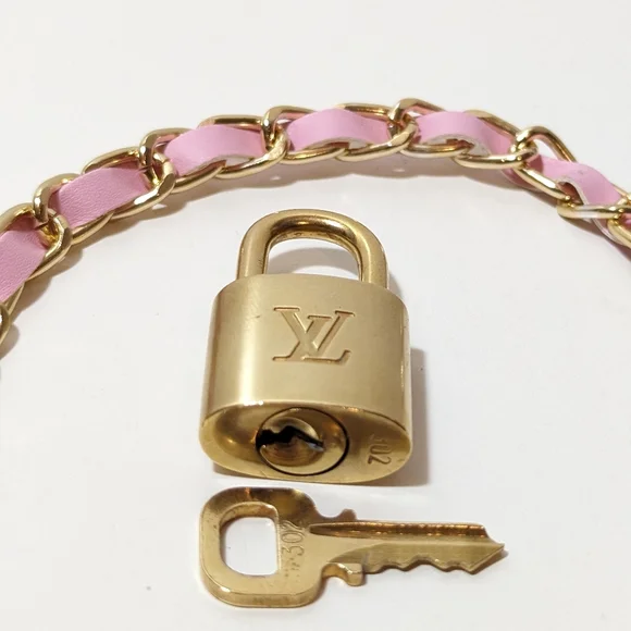 Price is firm.Louis Vuitton ✨ padlock and matching key - Picture 4 of 4